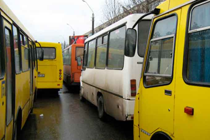Жителі Худяків і Сагунівки вимагають знизити проїзд у маршрутках