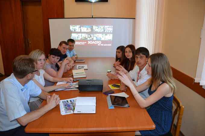 «Молодь vs Влада»: юнаки та дівчата провели круглий стіл з посадовцями в прямому ефірі