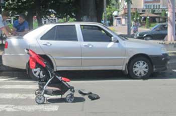 В Черкасах автомобіль наїхав на дитячий візок, дитина травмована