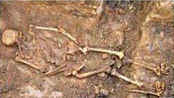 Канівчанин на власному подвір'ї знайшов поховання часів Київської Русі