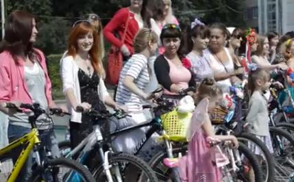 Красуні на роверах: у Черкасах провели дівочий велопарад