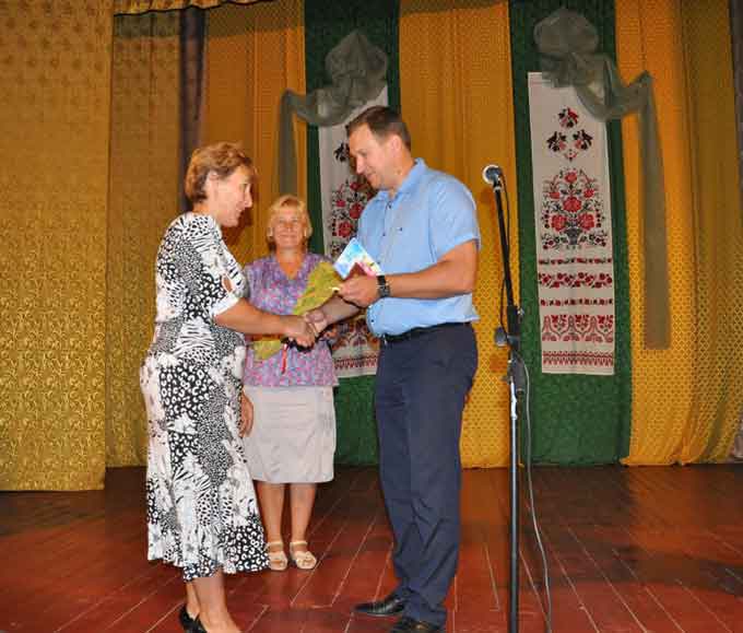 В селі Крутьки урочисто привітали з державною нагородою багатодітну матір Ніну Ропан