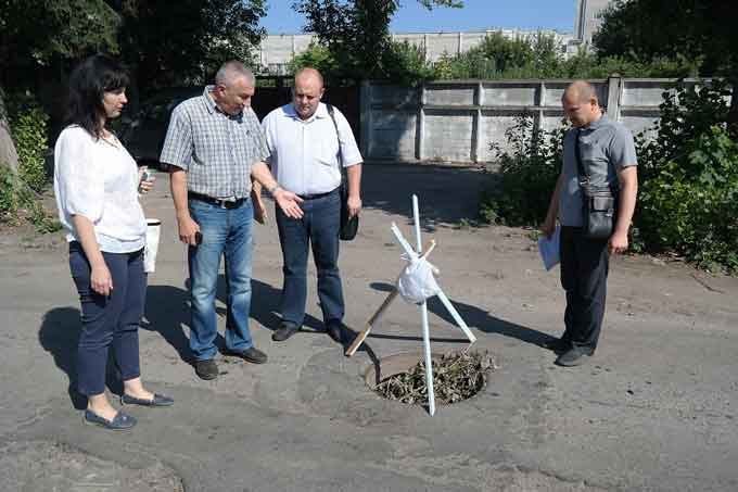 Депутатська комісія з питань ЖКГ обстежила небезпечні люки в Черкасах