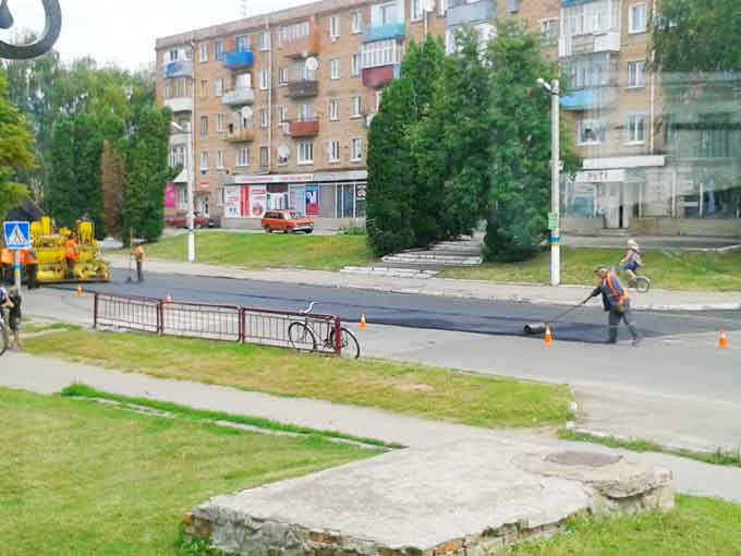 Странным образом ремонтировали дорогу в Шполе на улице Ленина, напротив школы №1