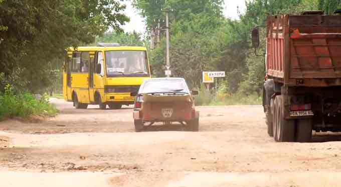 Чиновники обіцяють відремонтувати єдину дорогу до кладовища (відео)