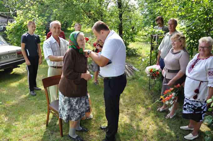 На Чернобаевщине поздравили двоих матерей-героинь с высокой наградой