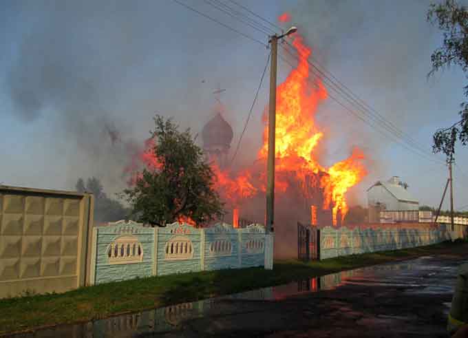 Велике горе: в Черкаському районі згоріла 300-річна дерев’яна церква