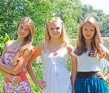учениця 8-го класу Канівської ЗОШ №4 13-річна Юліана Лега, яка разом із подругами проводила на пристані вільний час у спекотні літні дні. Її подруги – однокласниця Наталія Яценко та 11-річна Олена Сивак