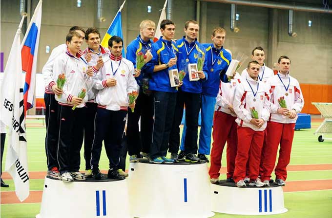 Кулик Микола, майстер спорту міжнародного класу, на найвищій сходинці п’єдесталу (другий справа)