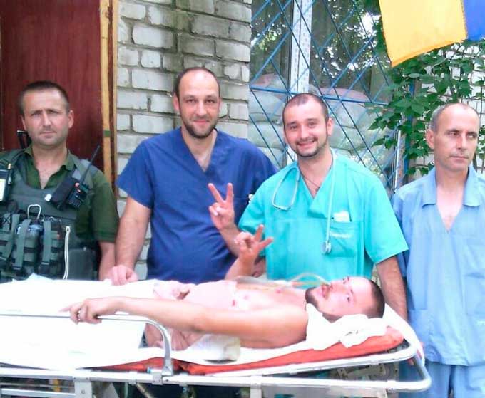 Волонтеры собирают деньги на инструменты и оборудование для больницы в Станице Луганской, находящейся в 4 км от линии столкновения, в которой несмотря на ужасные условия, врачи продолжают спасать жизни украинских бойцов