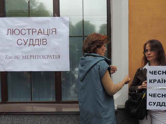 Черкаські судді продовжують театр абсурду: пенсіонера за грати, а неврівноваженого боксера додому