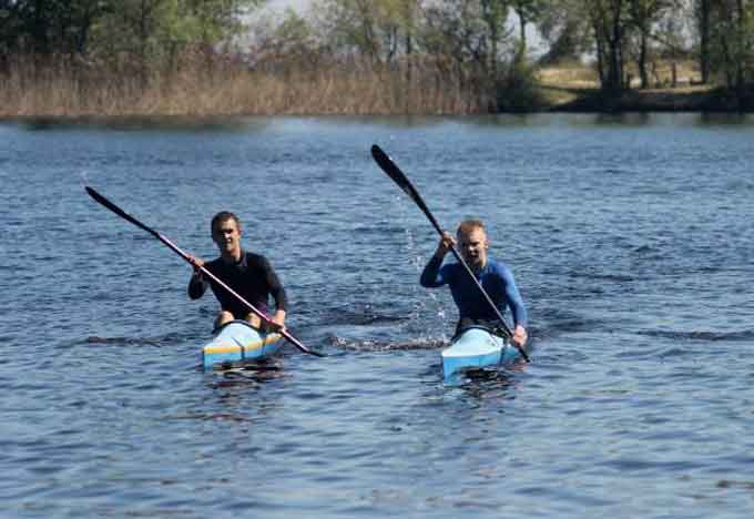 Черкаські веслярі готуються до нового сезону у спортивному таборі на воді