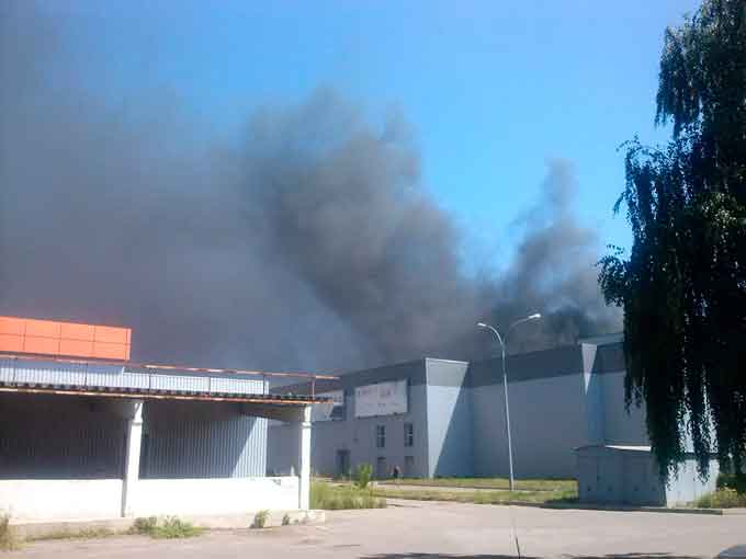 неподалік ТРЦ “Екватор” сталася пожежа, горять склади