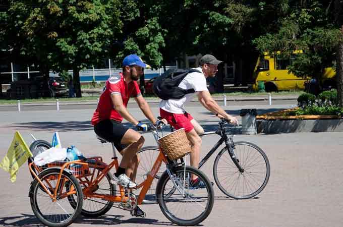 До Черкас приїхав боєць на триколісному велосипеді (фото)