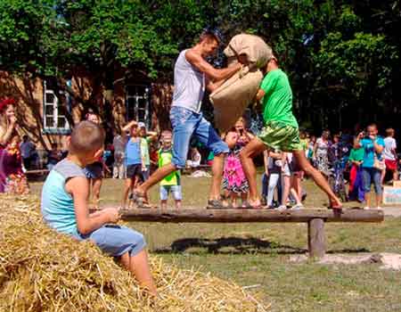 У Дахнівці, коло школи…