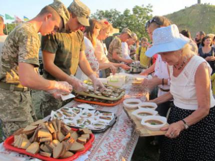 У Черкасах “Укроп” вже взявся “годувати” виборців