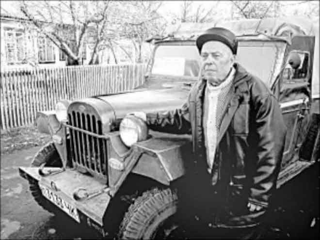 Олександр Тимошенко із села Лоташеве Тальнівського району на Черкащині стоїть біля автомобіля ГАЗ 1943 року випуску, який кілька років тому продав кіностудії імені о. Довженка