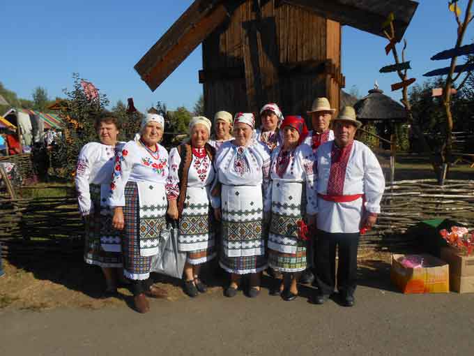 Фольклорний колектив «Дзвін» Косенівського сільського Будинку культури привіз із Сорочинського ярмарку ІІ місце