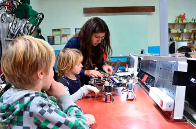 У Черкасах дітей та дорослих навчатимуть… конструювати роботів!
