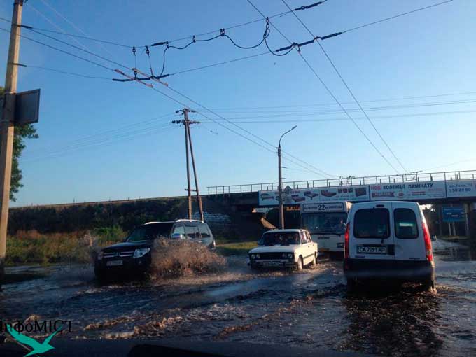Вчорашня злива розлилася у Черкасах озерами. Відучора перехрестя Одеської і Котовсього для водіїв є справжньої проблемою