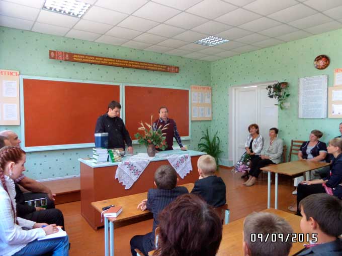 Малоканивецкую школу посетили народный депутат Николай Томенко и писатель Александр Прядко
