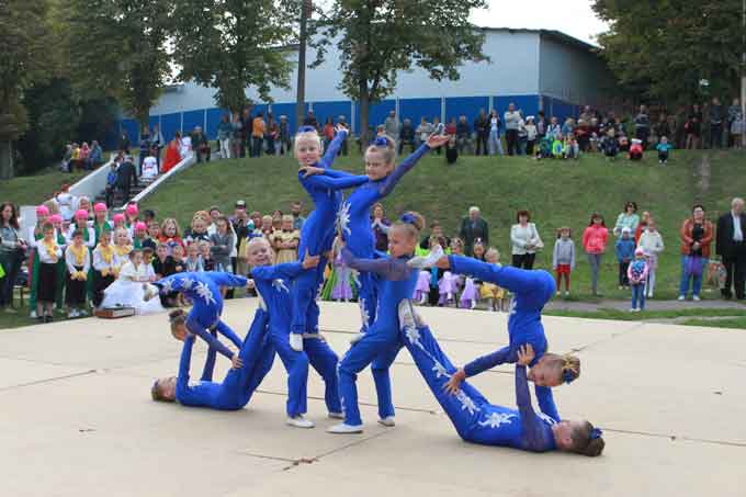 Дитячий акробатичний колектив «Весела дітвора» з Уманщини взяв участь в обласному святі танцю