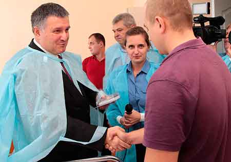 Глава МВД посетил в больнице раненых черкасских правоохранителей