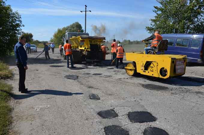 На дорогах Чорнобаївщини щоденно ведуться роботи по ремонту дорожнього покриття
