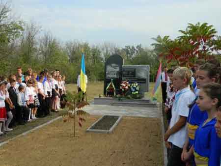 У Сигнаївці відкрили меморіал пам’яті жертв Голодомору 1932-33 років