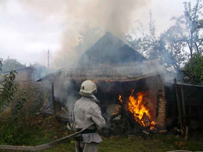 У Чигирині рятувальники ліквідували пожежу в надвірній споруді (відео)
