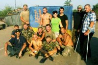 Екіпаж волонтерів Золотоноші та Гельмязова розвантажував пакунки під обстрілами окупантів (відео)