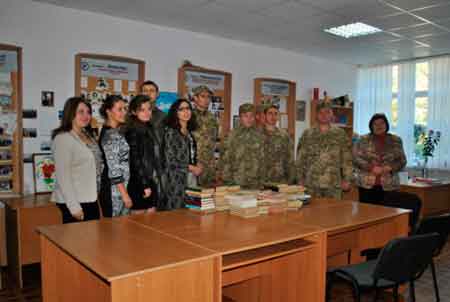 Студенти Східноєвропейського університету передали книги черкаським військовим