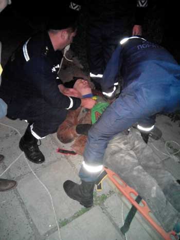 В Золотоніському районі рятувальники підняли з шахти травмовану людину