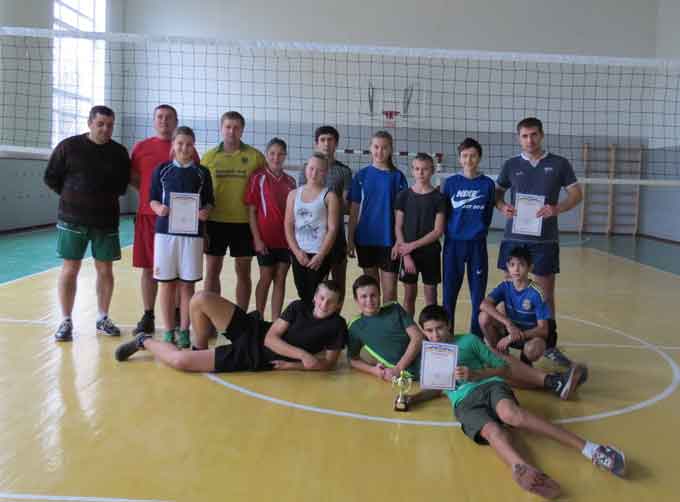на базі спортивного залу Кочубіївської загальноосвітньої школи відбувся районний турнір з волейболу серед команд юнаків, дівчат та викладачів
