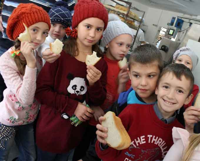 Учням золотоніської школи показували, як виготовляється черкаський хліб