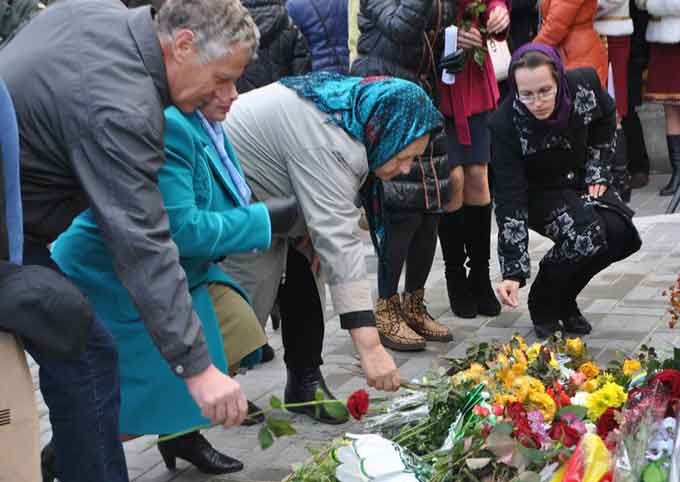 15 листопада об 11 годині на площі Шевченка у Каневі відбувалося урочисте відкриття пам’ятного знаку «Захисникам України».