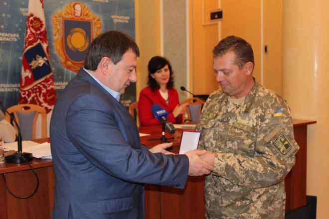 На прохання АТОвців у Черкасах нагородили працівника військкомату