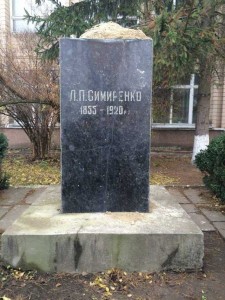 Перший день зими ознаменувався нахабною крадіжкою пам’ятника Левку Симиренку, який стояв біля парадного входу Городищенського державного аграрного коледжу.
