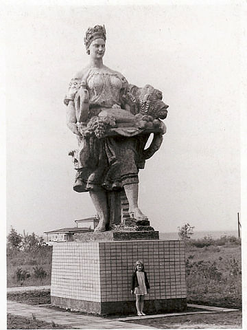 ретро Черкаси, пам'ятник біля річкового вокзалу