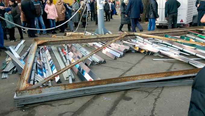 У центрі Черкас упав рекламний щит: семеро постраждали