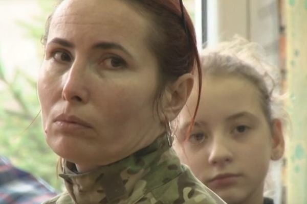 У пам’ять про сина-героя мати продовжила його справу. Черкащанка Світлана Чорна-Терещенко втратила його рік тому, в Донецькому аеропорті. Після трагедії жінка вирішила стати військовою.