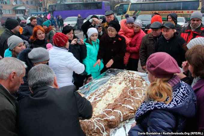У місті Чигирин Черкаської області вчора зробили найбільший вареник з гречаного борошна та встановили Національний рекорд України.