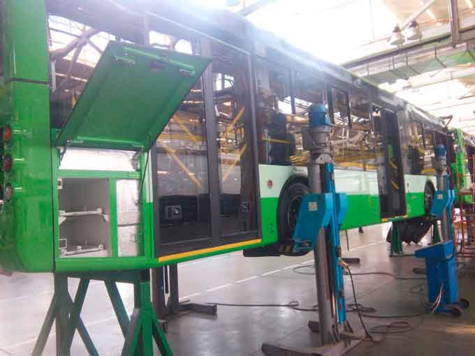 Тролейбуси для Черкас на завершальному етапі виробництва у Луцьку. Перші машини вже починають надходити на лінію здачі і готуватися до обкатки. Майже готові три тролейбуси, інші перебувають на різних етапах складання.