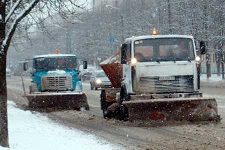 Роботи з ліквідації наслідків снігопаду тривають на Черкащині. За даними обласного Центру з метеорології, за три дні на території області випало до 25 см снігу. Місцями на дорогах перемети сягали до метра заввишки.