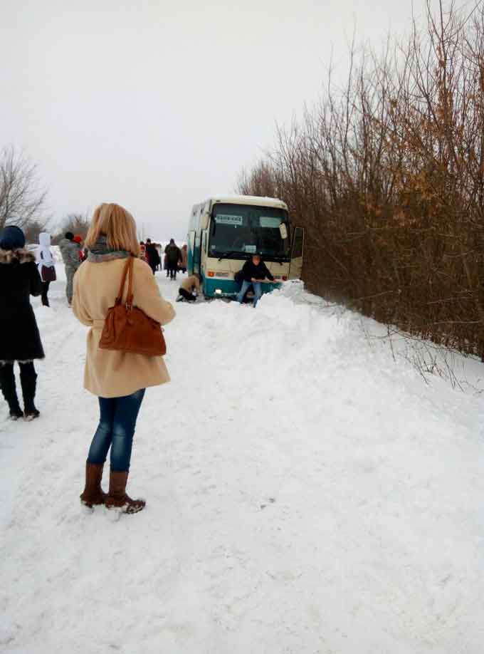 Автобус Канів-Київ ледь не потрапив у кювет через заметену дорогу 
