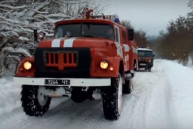Рятувальники продемонстрували, як допомагають діставатися швидким по селам Канівського району в умовах засніжених доріг. 