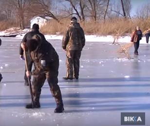 Черкаські рибалки взялись рятувати рибу від задухи (відео)