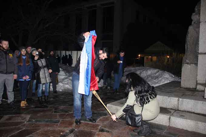 Смолоскипною ходою, виконанням гімну України та спаленням російського прапора у Черкасах вшанували пам’ять героїв Крут.