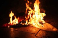 У Черкасах спалили російський триколор (фото)