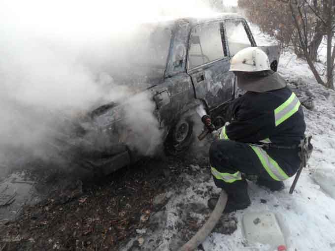 У селі Ягубець вогнем знищено автомобіль (відео)